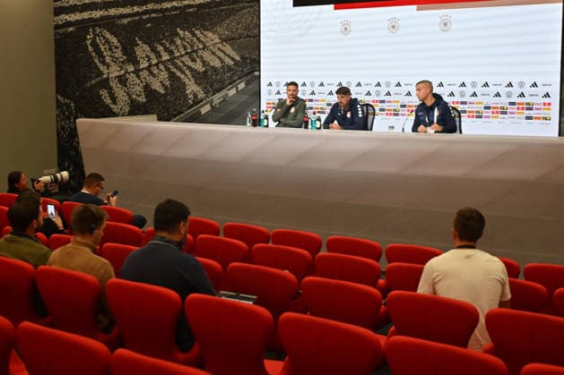 SERBIA press conference, PK, Pressekonferenz DUSAN TADIC and VELJKO PAUNOVIC coach of Serbia press conference at Allianz arena , Munich 01.10.2026 Foto: FOOTBALL, SERBIA, GERMANY, UEFA NATIONS LEAGUE, PRESS CONFEFERENCE Munich Allianz arena Germany Copyright: xMarkoxMetlas xMNxPressx