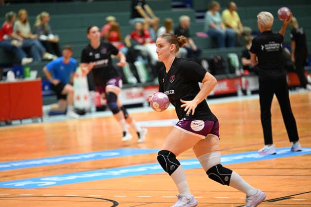 September 30, 2026, GER, Handball, Women, DHB Cup, 2026–2027 Season, Matchday 2, HSV Solingen Gräfrath 76 vs. TuS Metzingen Charlotte Kähr Kaehr TuS Metzingen 17, during warm-ups, individual play, Solingen Klingenhalle, North Rhine-Westphalia, Germany Copyright: xNordphoto Meuterx