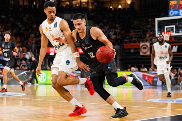 BKT EuroCup Ratiopharm Ulm vs. Balkan Botevgrad, September 30, 2026, Ulm, GERMANY. September 30, 2026: Konstantin Toshkov of Balkan Botevgrad, 22 in a duel with Jaylen Sims of Ratiopharm Ulm, 30 during the game between Ratiopharm Ulm and Balkan Botevgrad on Matchday 1 of the BKT EuroCup at the Ratiopharm Arena Ulm Copyright: xBEAUTIFULxSPORTS Steinx