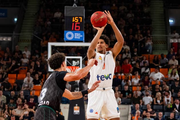 BKT EuroCup Ratiopharm Ulm vs. Balkan Botevgrad, September 30, 2026, Ulm, GERMANY September 30, 2026 Meissa Faye of ratiopharm Ulm, No. 11, battles for the ball with Javante Latrell McCoy of Balkan Botevgrad, 13, during the game between Ratiopharm Ulm and Balkan Botevgrad on Matchday 1 of the BKT EuroCup at the ratiopharm Arena Ulm Copyright: xBEAUTIFULxSPORTS Steinx