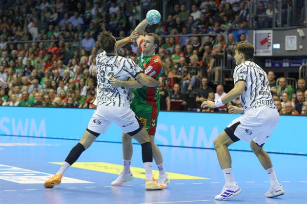 September 30, 2026, xgox, Opel HBL Handball, SC Magdeburg vs. THW Kiel, emspor, from left: Andreas Wolff (Kiel), 33, Felix Claar (Magdeburg), 7; battle, duel, fight, tackle (Magdeburg)