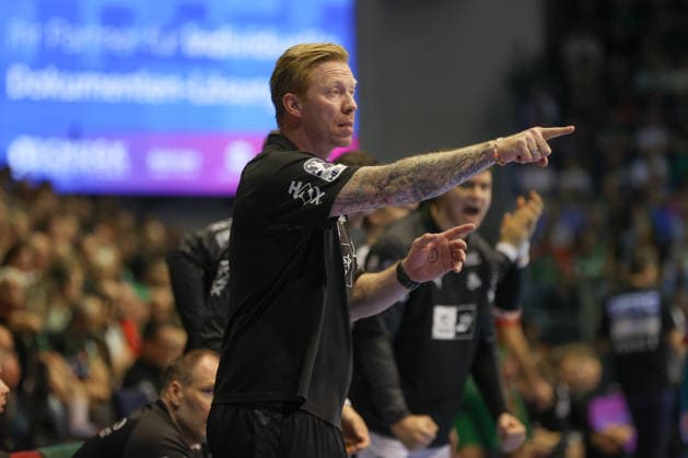 September 30, 2026, xgox, Opel HBL Handball, SC Magdeburg vs. THW Kiel, from left: Berge, Lund, Kiel; coach gives instructions, gesturing with his arms, gesticulate, gives instructions, Magdeburg