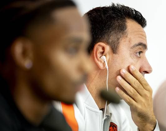 THESSALONIKI - Crysencio Summerville and national coach Xavi Hernandez during a press conference, PK, Pressekonferenz ahead of the Nations League match against Greece. KOEN VAN WEEL ANP xVIxANPxSportx xxANPxIVx 570916603 originalFilename: 570916603