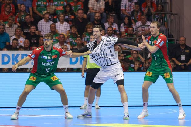 September 30, 2026, xgox, Opel HBL Handball, SC Magdeburg vs. THW Kiel emspor, from left: Antonio Serradilla Cuenca (Magdeburg), 15, Hendrik Pekeler (Kiel), 61, Felix Claar (Magdeburg), 7; tackle, duel, battle, Magdeburg