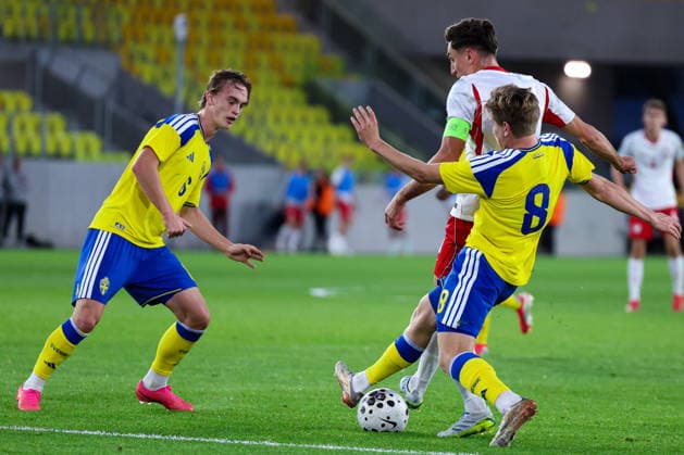 Katowice 30.09.2026. Football European Qualifiers match between Poland U21, U 21 and Sweden U21 in Katowice, Poland --- Mecz eliminacji do Mistrzostw Europy pomiedzy Polska U21 a Szwecja U21 w Katowicach, Polska Persons Shown : Victor Svensson Tomasz Pienko Fot. Michal Gaciarz Arena Akcji NEWSPIX.PL --- newspix.pl