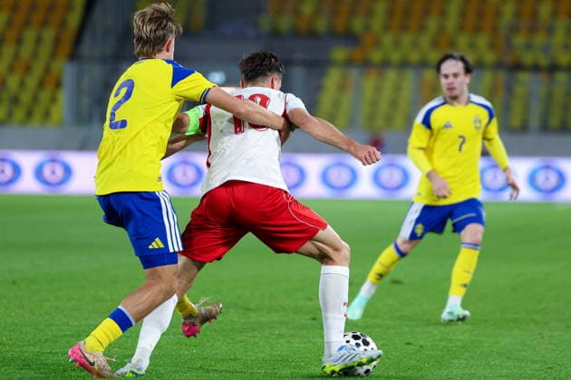 Katowice 30.09.2026. Football European Qualifiers match between Poland U21, U 21 and Sweden U21 in Katowice, Poland --- Mecz eliminacji do Mistrzostw Europy pomiedzy Polska U21 a Szwecja U21 w Katowicach, Polska Persons Shown : Adam Herdonsson Tomasz Pienko Fot. Michal Gaciarz Arena Akcji NEWSPIX.PL --- newspix.pl
