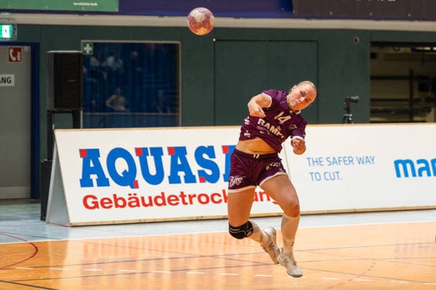 Lotta Roepcke, TuS Metzingen, No. 14, taking a shot in the HSV Solingen Graefrath 76 vs. TuS Metzingen game, DHB Women’s Cup, Round 2, 2026–2027 season, September 30, 2026, HSV Solingen Graefrath 76 vs. TuS Metzingen, DHB Women’s Cup, Round 2, 2026–2027 season, September 30, 2026, Solingen Copyright: xEibner-Pressefoto ThomasxHaeslerx EP_THR
