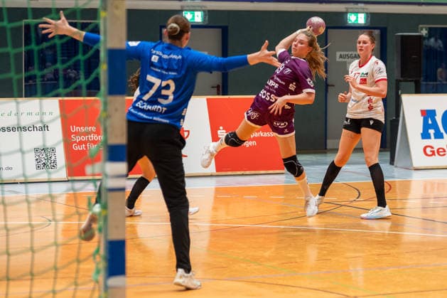 Johanna Farkas of TuS Metzingen, 19, takes a shot against Liv Stine Eckhardt of HSV Solingen Graefrath, 73. HSV Solingen Graefrath 76 vs. TuS Metzingen, DHB Women s Cup, Round 2, 2026–2027 season, September 30, 2026: HSV Solingen Graefrath 76 vs. TuS Metzingen, DHB Women’s Cup, Round 2, 2026–2027 season, September 30, 2026, Solingen Copyright: xEibner-Pressefoto ThomasxHaeslerx EP_THR