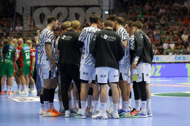 September 30, 2026, xgox, Opel HBL Handball, SC Magdeburg vs. THW Kiel (emspor), from left: Timeout, Kiel, Magdeburg