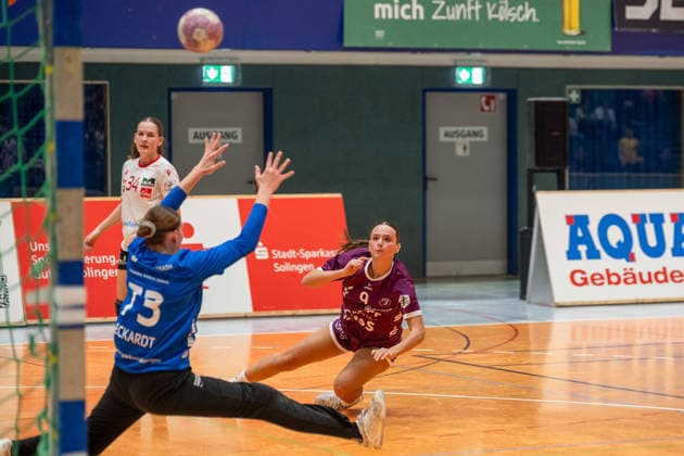 Ermira Lutolli (TuS Metzingen, 09) scores against Liv Stine Eckhardt (HSV Solingen Graefrath, 73); HSV Solingen Graefrath 76 vs. TuS Metzingen, DHB Women s Cup, Round 2, 2026–2027 season, September 30, 2026, HSV Solingen Graefrath 76 vs. TuS Metzingen, DHB Women s Cup, Round 2, 2026–2027 season, September 30, 2026, Solingen Copyright: xEibner-Pressefoto ThomasxHaeslerx EP_THR