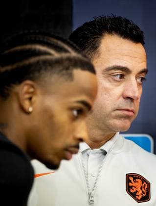 THESSALONIKI - Crysencio Summerville and national coach Xavi Hernandez during a press conference, PK, Pressekonferenz ahead of the Nations League match against Greece. KOEN VAN WEEL ANP xVIxANPxSportx xxANPxIVx 570917704 originalFilename: 570917704