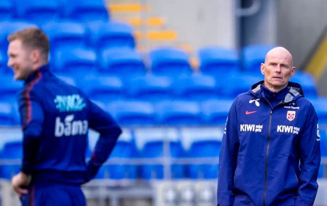 Soccer, Nations League: Wales vs. Norway, Nations League Cardiff, Wales 20260930 National team manager Stale Solbakken and Pal Fjelde during training at Cardiff City Stadium the day before the match against Wales Photo Lise Aserud NTB Cardiff Wales EDITORIAL USE ONLY RESTRICTED USE FOR BETTING COMPANIES  Copyright: xLisexAserudx xNTBx
