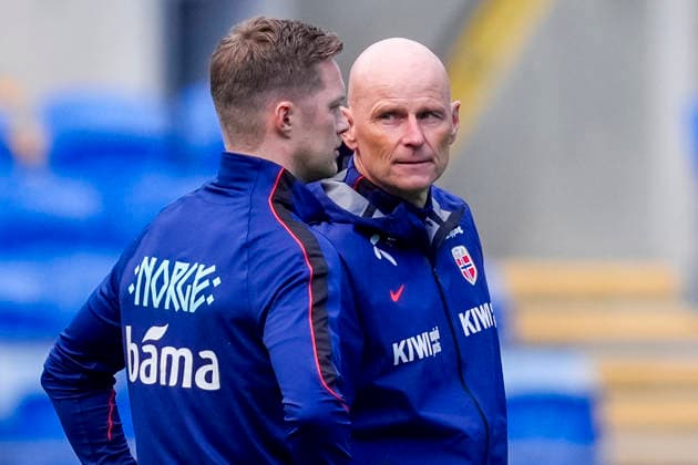 Soccer, Nations League: Wales vs. Norway, Nations League in Cardiff, Wales 20260930 National team coach Stale Solbakken and Pal Fjelde during training at Cardiff City Stadium on the day of the match against Wales. Photo: Lise Aserud, NTB, Cardiff, Wales. EDITORIAL USE ONLY. RESTRICTED USE FOR BETTING COMPANIES.  Copyright: xLisexAserudx xNTBx