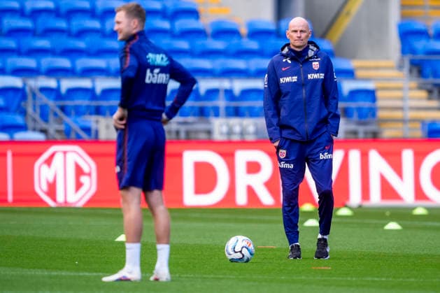 Soccer, Nations League: Wales vs. Norway, Nations League Cardiff, Wales 20260930 National team manager Stale Solbakken and Pal Fjelde during training at Cardiff City Stadium the day before the match against Wales Photo Lise Aserud NTB Cardiff Wales EDITORIAL USE ONLY RESTRICTED USE FOR BETTING COMPANIES  Copyright: xLisexAserudx xNTBx