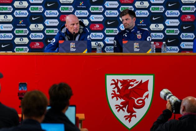 Soccer, Nations League Wales vs. Norway, Nations League Cardiff, Wales 20260930 National team coach Stale Solbakken and Morten Morisbak Skjonsberg during a press conference ahead of training at Cardiff City Stadium on the day of the match against Wales. Photo: Lise Aserud, NTB, Cardiff, Wales. EDITORIAL USE ONLY. RESTRICTED USE FOR BETTING COMPANIES.  Copyright: xLisexAserudx xNTBx