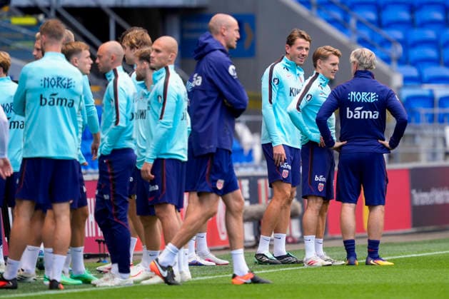 Soccer, Nations League: Wales vs. Norway, Nations League in Cardiff, Wales 20260930 Sander Berge and Martin Ødegaard as the Norwegian national soccer team trains at Cardiff City Stadium on the day of the match against Wales Photo: Lise Aserud, NTB, Cardiff, Wales EDITORIAL USE ONLY; RESTRICTED USE FOR BETTING COMPANIES  Copyright: xLisexAserudx xNTBx