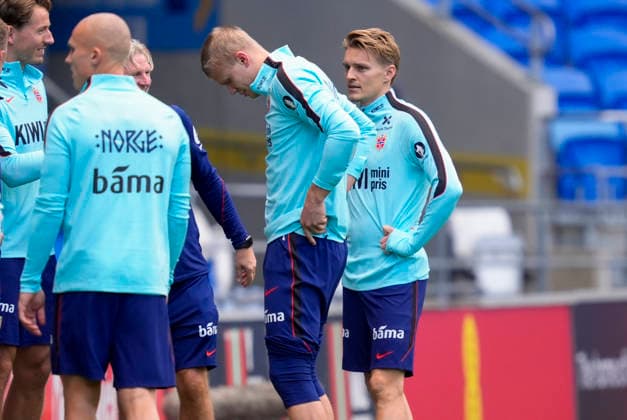 Soccer, Nations League: Wales vs. Norway, Nations League in Cardiff, Wales 20260930 Erling Braut Haaland and Martin Ødegaard as the Norwegian national soccer team trains at Cardiff City Stadium on the day of the match against Wales. Photo: Lise Aserud, NTB, Cardiff, Wales. EDITORIAL USE ONLY. RESTRICTED USE FOR BETTING COMPANIES.  Copyright: xLisexAserudx xNTBx