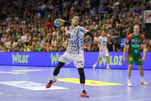 September 30, 2026, xgox, Opel HBL Handball, SC Magdeburg vs. THW Kiel (emspor), from left: Domen Makuc (Kiel), 35 shots on goal, goal scorer, scores a goal, goal, scores the goal against Magdeburg
