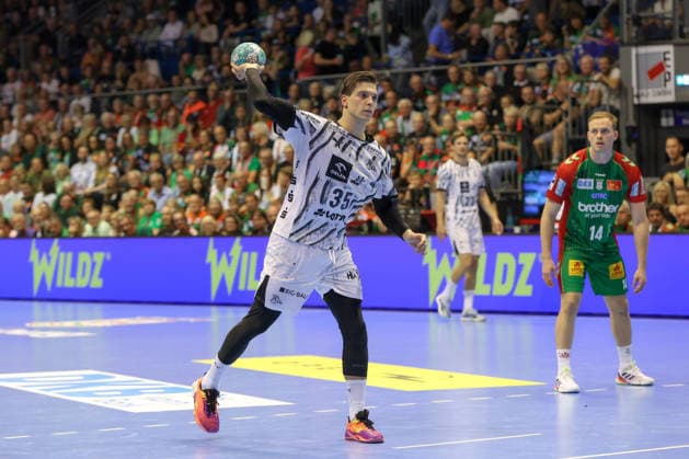 September 30, 2026, xgox, Opel HBL Handball, SC Magdeburg vs. THW Kiel (emspor), from left: Domen Makuc (Kiel), 35 shots on goal, goal scorer, scores a goal, goal, scores the goal against Magdeburg
