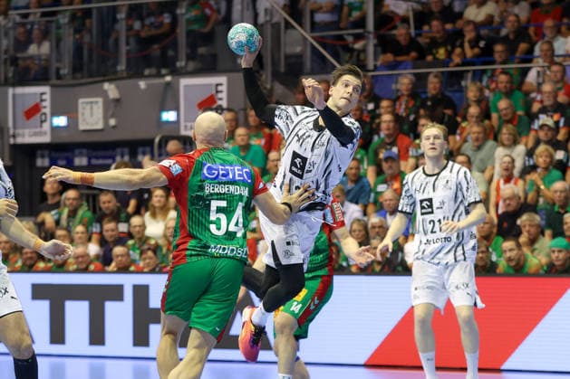 September 30, 2026, xgox, Opel HBL Handball, SC Magdeburg vs. THW Kiel, emspor, from left: Domen Makuc (Kiel), 35 shots on goal, goal scorer, scores a goal, goal, scores the goal against Magdeburg