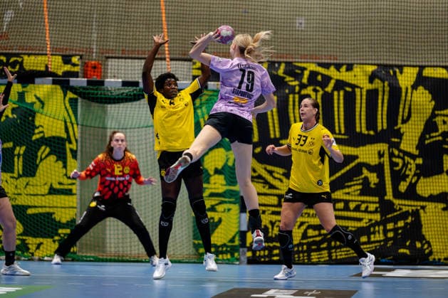 Dortmund, September 30, 2026, Handball, Women’s, DHB Cup, 2nd Round, BVB Borussia Dortmund vs. SV Union Halle Neustadt; Paulina Stapurewicz of SV Union Halle Neustadt scores on a backcourt shot against the block by Laetitia Quist of BVB, 6