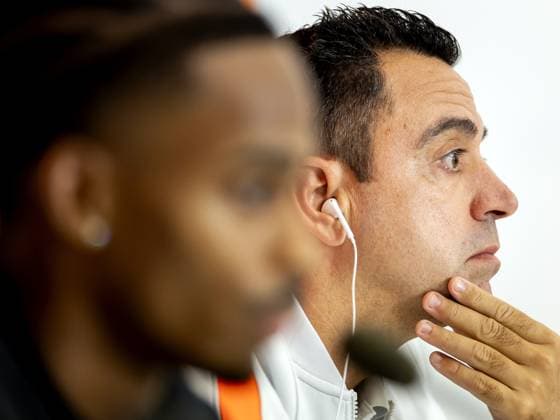THESSALONIKI - Crysencio Summerville and national coach Xavi Hernandez during a press conference, PK, Pressekonferenz ahead of the Nations League match against Greece. KOEN VAN WEEL ANP xVIxANPxSportx xxANPxIVx 570920018 originalFilename: 570920018