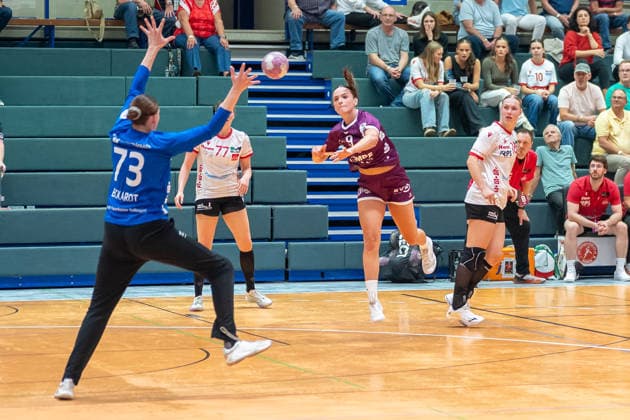 Ermira Lutolli (TuS Metzingen, No. 09) scores against Liv Stine Eckhardt (HSV Solingen Graefrath, No. 73). HSV Solingen Graefrath 76 vs. TuS Metzingen, DHB Women’s Cup, Round 2, 2026–2027 season, September 30, 2026, HSV Solingen Graefrath 76 vs. TuS Metzingen, DHB Women’s Cup, Round 2, 2026–2027 season, September 30, 2026, Solingen Copyright: xEibner-Pressefoto ThomasxHaeslerx EP_THR