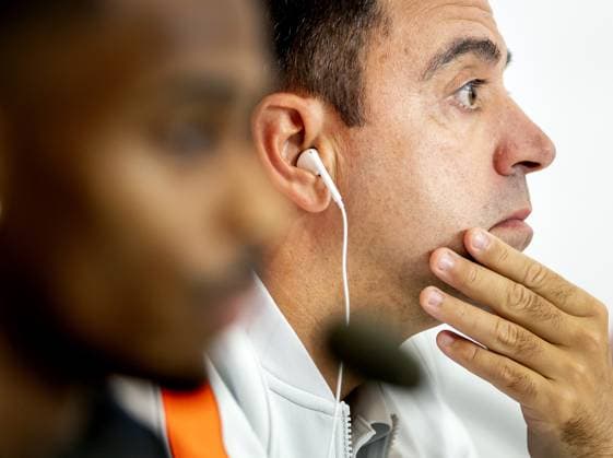 THESSALONIKI - Crysencio Summerville and national coach Xavi Hernandez during a press conference, PK, Pressekonferenz ahead of the Nations League match against Greece. KOEN VAN WEEL ANP xVIxANPxSportx xxANPxIVx 570920023 originalFilename: 570920023