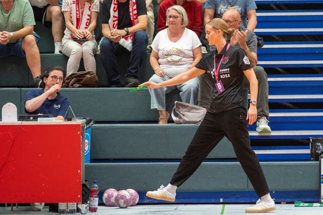 Miriam Hirsch, coach of TuS Metzingen, is forced to call a timeout early in the game: HSV Solingen Graefrath 76 vs. TuS Metzingen, DHB Women s Cup, Round 2, 2026–2027 season, September 30, 2026 HSV Solingen Graefrath 76 vs. TuS Metzingen, DHB Women’s Cup, Round 2, 2026–2027 season, September 30, 2026 Solingen Copyright: xEibner-Pressefoto ThomasxHaeslerx EP_THR