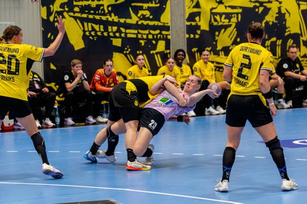 Dortmund, September 30, 2026, Handball, Women s, DHB Cup, 2nd Round, BVB Borussia Dortmund vs. SV Union Halle Neustadt, Lisa Antl (BVB), No. 9, in a one-on-one battle with Marie Polakova (SV Union Halle Neustadt), No. 23