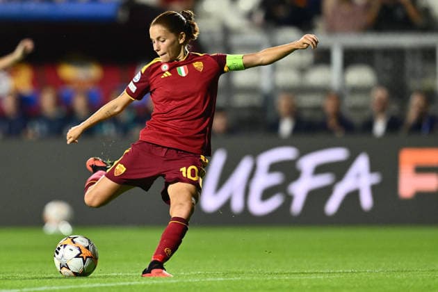 IPA89151535 - Manuela Giugliano of A.S. Roma Femminile is in action during Matchday 2 of the 2026 27 UEFA Women s Champions League group stage, a soccer match between A.S. Roma and FC Barcelona, Barca at Tre Fontane Stadium on September 30, 2026, in Rome, Italy. Copyright: xDomenicoxCippitelli IPAxSportx xx IPA89151535
