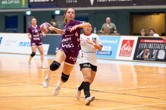 Johanna Farkas of TuS Metzingen, No. 19, takes a shot. Behind her is Patricia Nikolic of HSV Solingen Graefrath, No. 08. HSV Solingen Graefrath 76 vs. TuS Metzingen, DHB Women’s Cup, Round 2, 2026–2027 season, September 30, 2026: HSV Solingen Graefrath 76 vs. TuS Metzingen, DHB Women’s Cup, Round 2, 2026–2027 season, September 30, 2026, Solingen Copyright: xEibner-Pressefoto ThomasxHaeslerx EP_THR