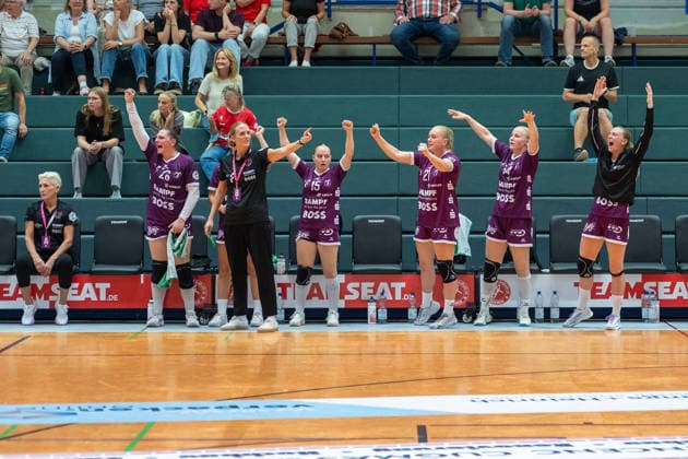 The TusSies bench celebrates a successful attack: HSV Solingen Graefrath 76 vs. TuS Metzingen, DHB Women s Cup, Round 2, 2026–2027 season, September 30, 2026 HSV Solingen Graefrath 76 vs. TuS Metzingen, DHB Women’s Cup, Round 2, 2026–2027 season, September 30, 2026 Solingen Copyright: xEibner-Pressefoto ThomasxHaeslerx EP_THR