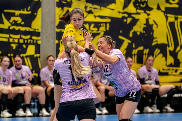 Dortmund, September 30, 2026, Handball, Women’s, DHB Cup, 2nd Round, BVB Borussia Dortmund vs. SV Union Halle Neustadt: Iva Mladenovska (BVB, No. 19) in a duel with Viktoria Marksteiner (SV Union Halle Neustadt, No. 10) and Ilona Kieffer (SV Union Halle Neustadt, No. 72)