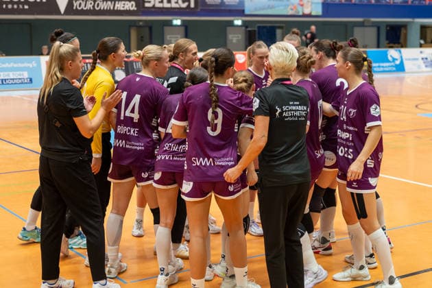 Miriam Hirsch of TuS Metzingen, the coach, tries once again to motivate her players. HSV Solingen Graefrath 76 vs. TuS Metzingen, DHB Women s Cup, Round 2, 2026–2027 season, September 30, 2026 HSV Solingen Graefrath 76 vs. TuS Metzingen, DHB Women’s Cup, Round 2, 2026–2027 season, September 30, 2026 Solingen Copyright: xEibner-Pressefoto ThomasxHaeslerx EP_THR