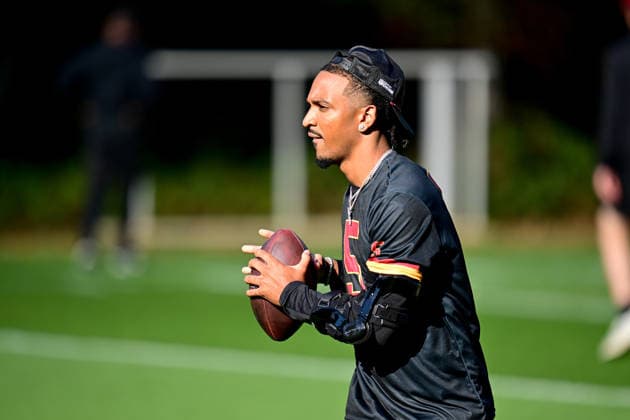 Washington Commanders, Practise Session Washington Commanders quarterback Jayden Daniels wearing a protective brace on his injured arm during the Washington Commanders training session and practise at the Grove Hotel, Chandler s Cross, UK on 30 September 2026. Chandler s Cross Grove Hotel Hertfordshire UK Editorial use only , Copyright: xDennisxGoodwinx PSI-24958-0077