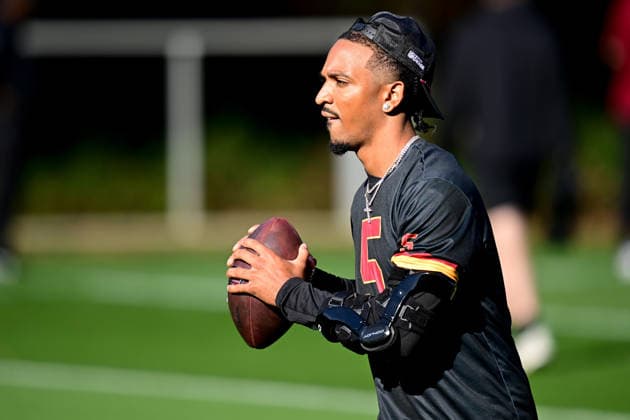 Washington Commanders, Practise Session Washington Commanders quarterback Jayden Daniels wearing a protective brace on his injured arm during the Washington Commanders training session and practise at the Grove Hotel, Chandler s Cross, UK on 30 September 2026. Chandler s Cross Grove Hotel Hertfordshire UK Editorial use only , Copyright: xDennisxGoodwinx PSI-24958-0078
