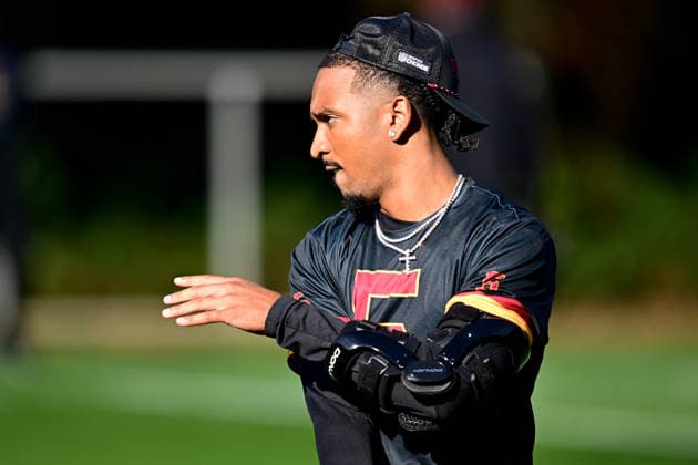 Washington Commanders, Practise Session Washington Commanders quarterback Jayden Daniels wearing a protective brace on his injured arm during the Washington Commanders training session and practise at the Grove Hotel, Chandler s Cross, UK on 30 September 2026. Chandler s Cross Grove Hotel Hertfordshire UK Editorial use only , Copyright: xDennisxGoodwinx PSI-24958-0079