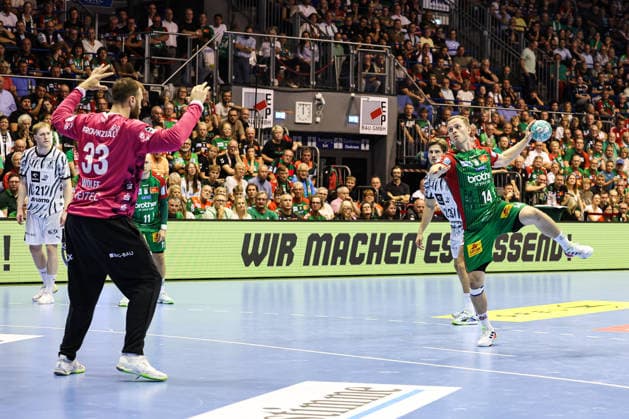 Omar Ingi Magnusson (SC Magdeburg, 14) against goalkeeper Andreas Wolff (THW Kiel, 33) Handball Bundesliga Season 2026–2027: SC Magdeburg vs. THW Kiel at the GETEC Arena in Magdeburg Action, Handball, Germany, September 30, 2026