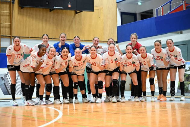 September 30, 2026, GER, Handball, Women, DHB Cup, 2026–2027 Season, Matchday 2, HSV Solingen Gräfrath 76 vs. TuS Metzingen—the Solingen women won 34–32, are celebrating, and are posing for a group photo at the Klingenhalle in Solingen, North Rhine-Westphalia, Germany Copyright: xNordphoto Meuterx