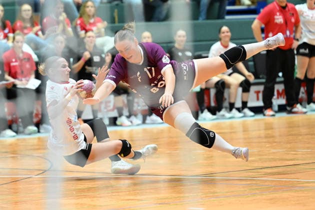 September 30, 2026, GER, Handball, Women, DHB Cup, 2026–2027 Season, Matchday 2, HSV Solingen Gräfrath 76 vs. TuS Metzingen: Noemi Sophia Kamen (HSV Solingen Gräfrath 2) in a one-on-one battle against Charlotte Kähr (TuS Metzingen 17), photographed through the net at the Solingen Klingenhalle, North Rhine-Westphalia, Germany Copyright: xNordphoto Meuterx