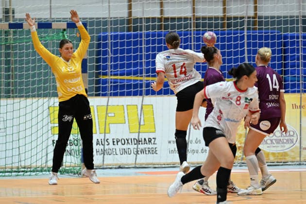 September 30, 2026, GER, Handball, Women, DHB Cup, 2026–2027 Season, Matchday 2, HSV Solingen Gräfrath 76 vs. TuS Metzingen Emma Elisabeth Schwitzer (HSV Solingen Gräfrath 14) takes a 7-meter throw against Marie Weiss (goalkeeper, TuS Metzingen 12), Solingen Klingenhalle, North Rhine-Westphalia, Germany Copyright: xNordphoto Meuterx