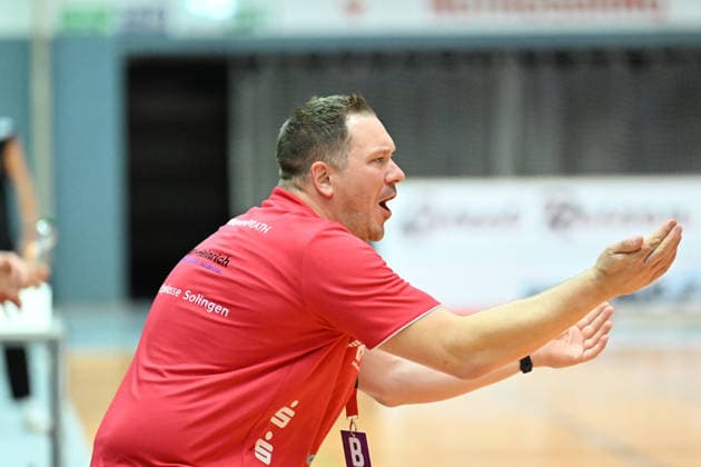 September 30, 2026, GER, Handball, Women, DHB Cup, 2026–2027 Season, Matchday 2, HSV Solingen Gräfrath 76 vs. TuS Metzingen Lars Faßbender, Head Coach of HSV Solingen Gräfrath, is visibly upset—gesturing, facial expressions, emotions—looking dissatisfied, disappointed, and dejected; Solingen Klingenhalle, North Rhine-Westphalia, Germany Copyright: xNordphoto Meuterx