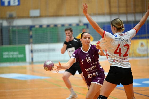 September 30, 2026, GER, Handball, Women, DHB Cup, 2026–2027 Season, Matchday 2, HSV Solingen Gräfrath 76 vs. TuS Metzingen Santina Sabatnig (TuS Metzingen 18), in a one-on-one battle against Deborah Spatz (HSV Solingen Gräfrath 42), Solingen Klingenhalle, North Rhine-Westphalia, Germany Copyright: xNordphoto Meuterx