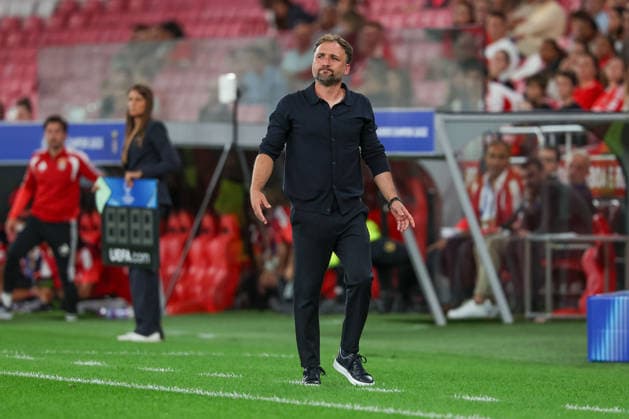 Lisbon, Portugal, September 30: Coach Jose Barcala of FC Bayern Munich gestures, gives instructions, and gesticulates in disappointment during the 2026–27 UEFA Women s Champions League, League Phase Matchday 2 match between SL Benfica and FC Bayern Munich on September 30, 24, 2026, in Lisbon, Portugal Copyright: HMBxMedia JoaquimxFerreira