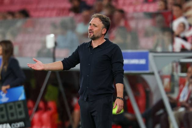 Lisbon, Portugal, September 30: Coach Jose Barcala of FC Bayern Munich gestures, gives instructions, and gesticulates in disappointment during the 2026–27 UEFA Women s Champions League, League Phase Matchday 2 match between SL Benfica and FC Bayern Munich on September 30, 24, 2026, in Lisbon, Portugal Copyright: HMBxMedia JoaquimxFerreira