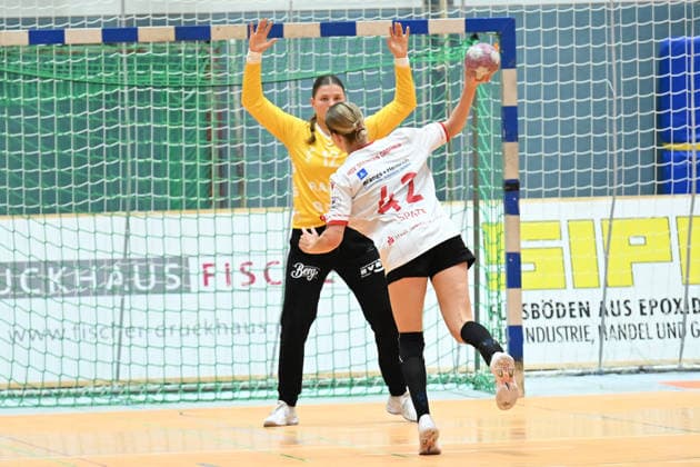 September 30, 2026, GER, Handball, Women, DHB Cup, 2026–2027 Season, Matchday 2, HSV Solingen Gräfrath 76 vs. TuS Metzingen: 7-meter throw by Deborah Spatz (HSV Solingen Gräfrath 42) against Marie Weiss (goalkeeper, TuS Metzingen 12), Solingen Klingenhalle, North Rhine-Westphalia, Germany Copyright: xNordphoto Meuterx