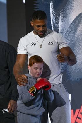 Tyson Fury and Anthony Joshua hold press conference, PK, Pressekonferenz in London before December clash LONDON, UK - SEPTEMBER 30: Anthony Joshua poses for photos during a press conference ahead of his bout against Tyson Fury at Principality Stadium in Cardiff on December 11, 2026, held at British Airways ARC, Olympia in London, United Kingdom, on September 30, 2026. Rasid Necati Aslim Anadolu London United Kingdom. Editorial use only. Please get in touch for any other usage.  Copyright: x2026xAnadoluxRasidxNecatixAslimx