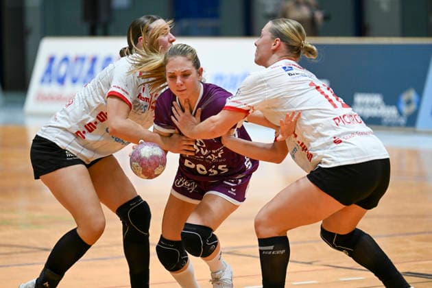 September 30, 2026, GER, Handball, Women, DHB Cup, 2026–2027 Season, Matchday 2, HSV Solingen Gräfrath 76 vs. TuS Metzingen Johanna Farkas (TuS Metzingen 19), in a one-on-one battle against Emma Elisabeth Schwitzer (HSV Solingen Gräfrath 14), Solingen Klingenhalle, North Rhine-Westphalia, Germany Copyright: xNordphoto Meuterx