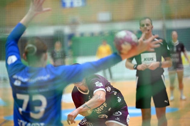September 30, 2026, GER, Handball, Women, DHB Cup, 2026–2027 Season, Matchday 2, HSV Solingen Gräfrath 76 vs. TuS Metzingen. Liv Stine Eckardt, goalkeeper for HSV Solingen Gräfrath 73, saves a crucial 7-meter throw by Gabriela Bitolo of TuS Metzingen 22. Solingen Klingenhalle, North Rhine-Westphalia, Germany Copyright: xNordphoto Meuterx